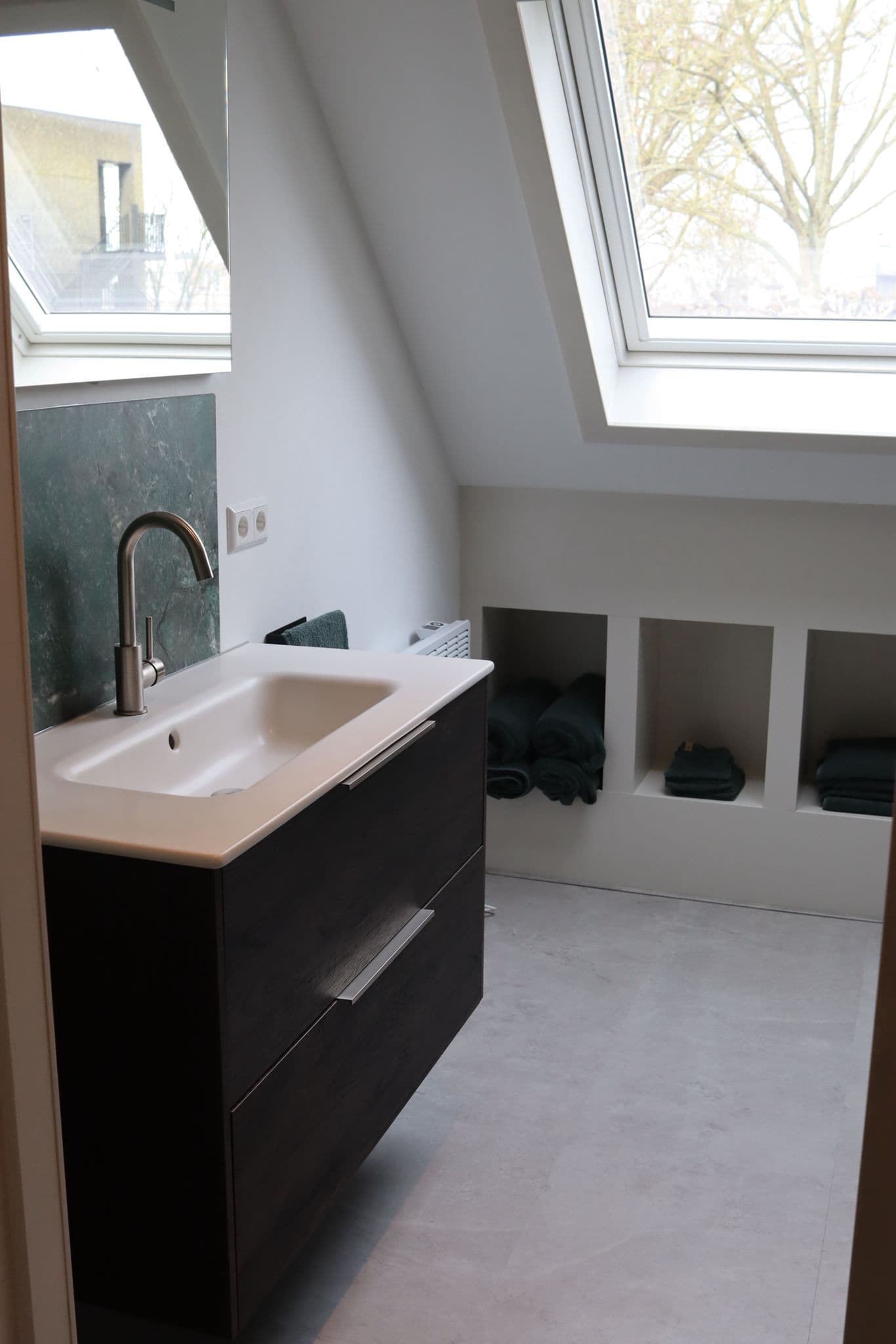 Badkamer met wastafel